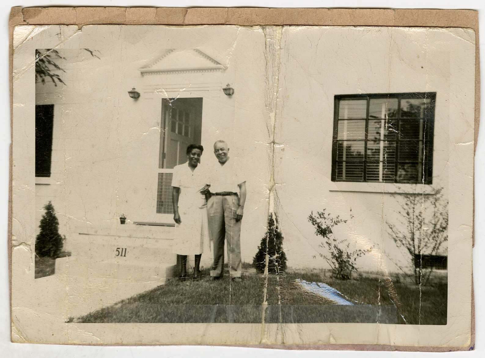 Donnie &amp; Annie Ewards in front of Plaza Manor Hotel, ca. 1960s