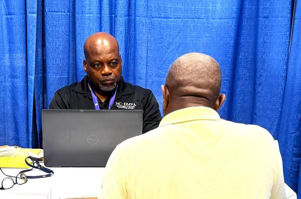 A VSO assists a Veterans in Veterans Benefits Live event.