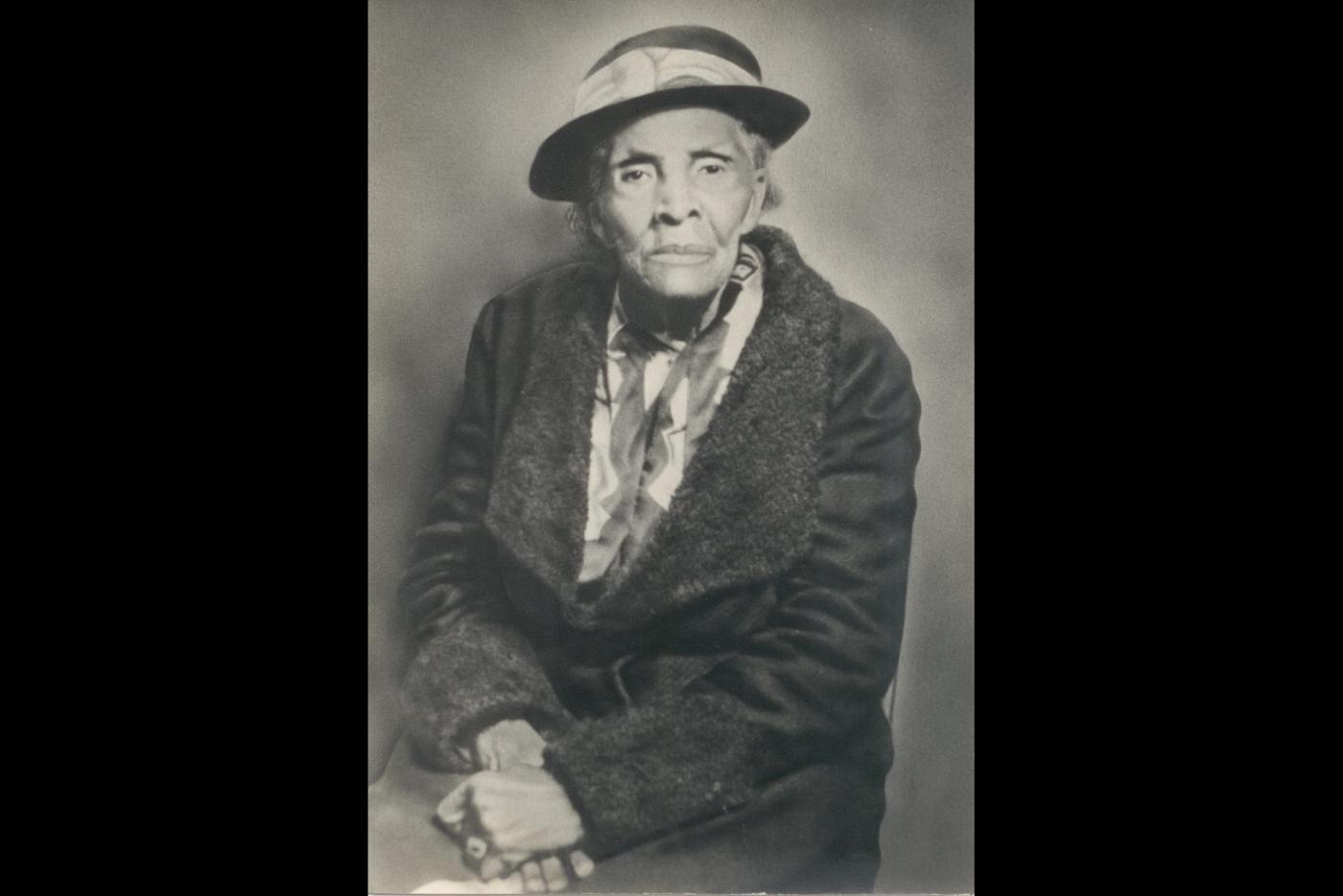 A photographic portrait of Amy Sowell Shaw.