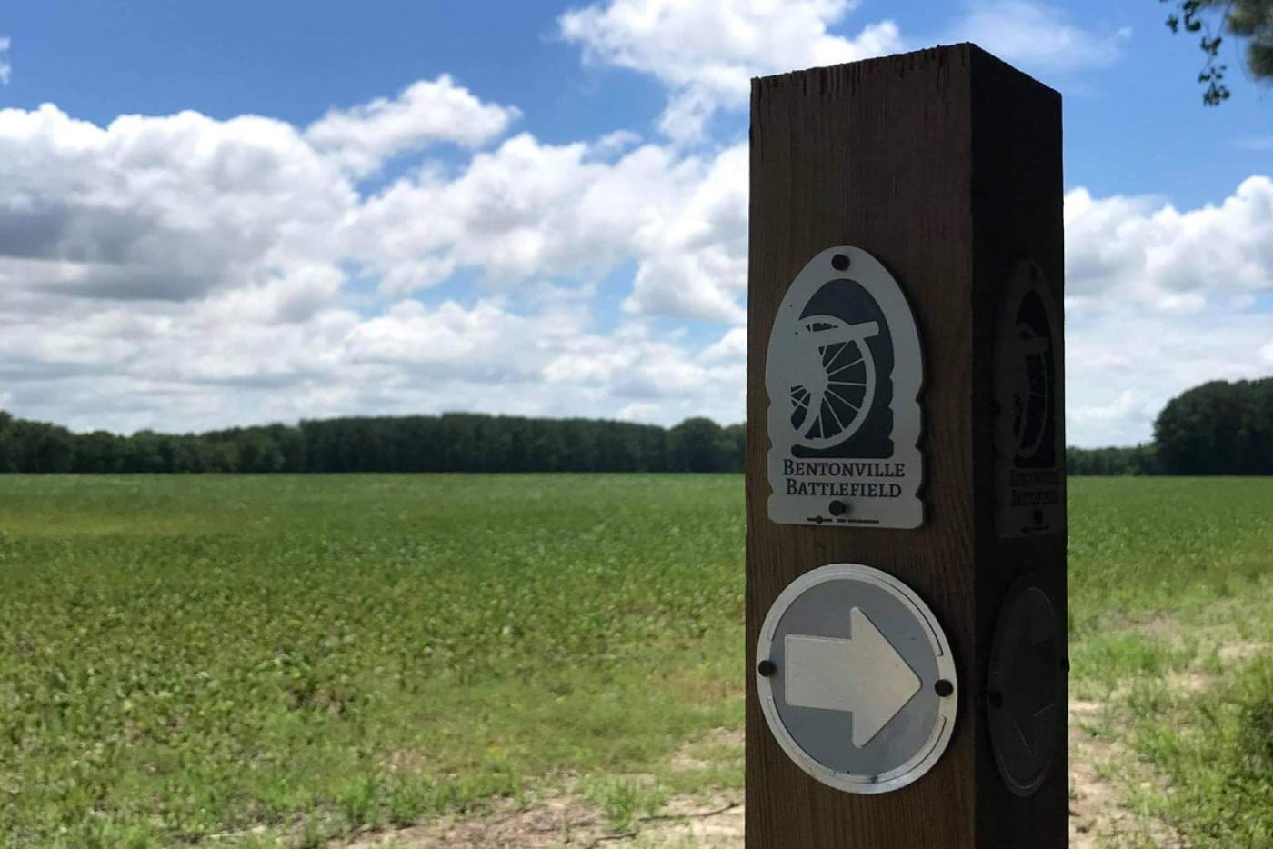 A sign leading to the Bentonville Battlefield State Historic Site.