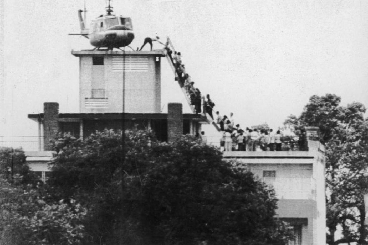 Americans evacuating South Vietnam on April 29, 1975. Image from Hugh van Es/UPI.