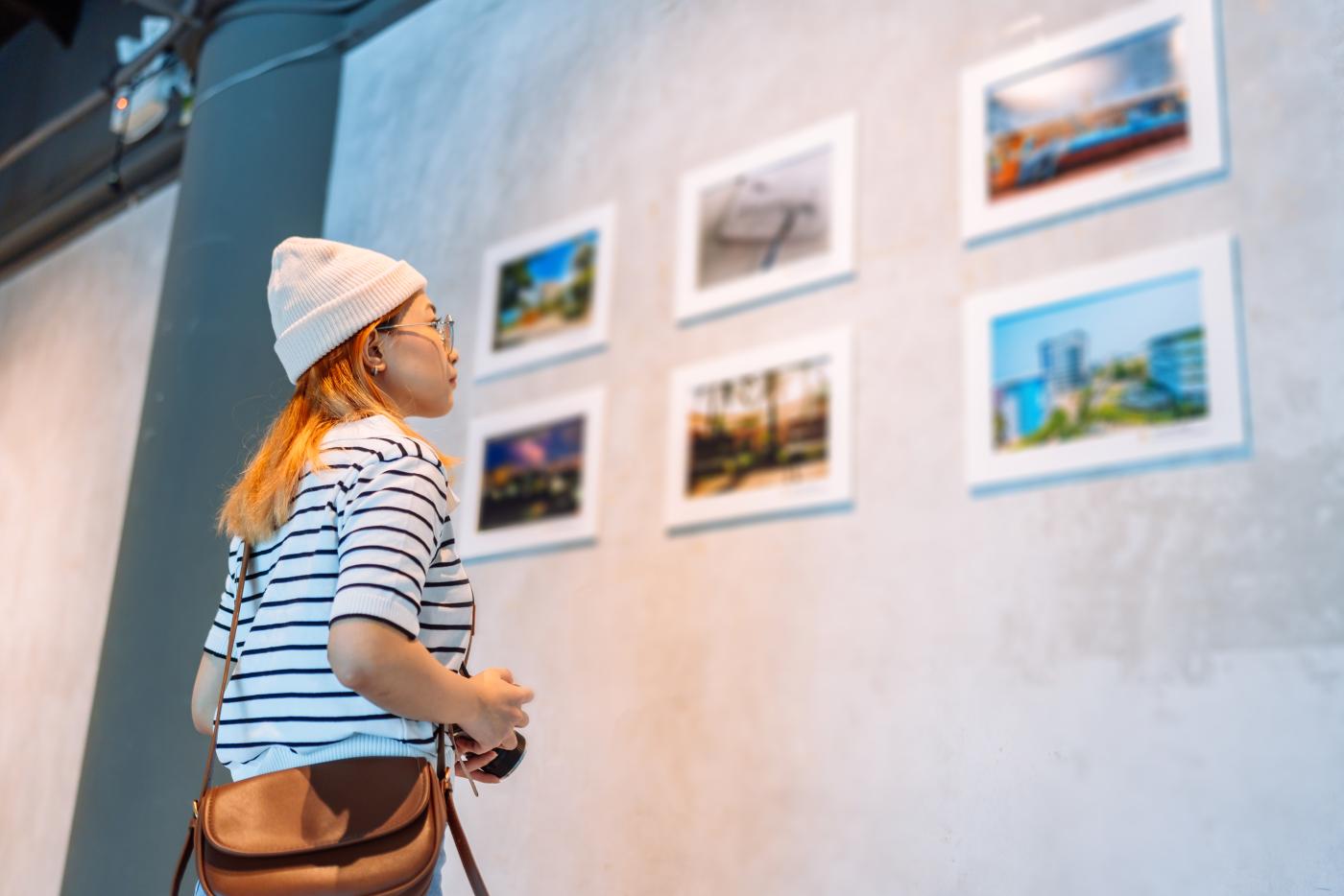 Girl at art gallery 