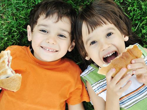 children eating sandwiches