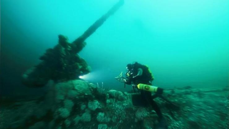 A diver explores the U-85 wreck A diver explores the U-85 wreck