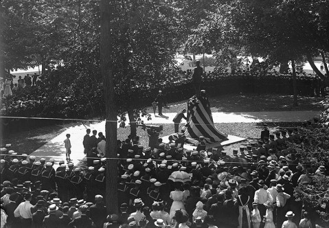 The unveiling of the Bagley Monument on Union Square. Image from the State Archives.