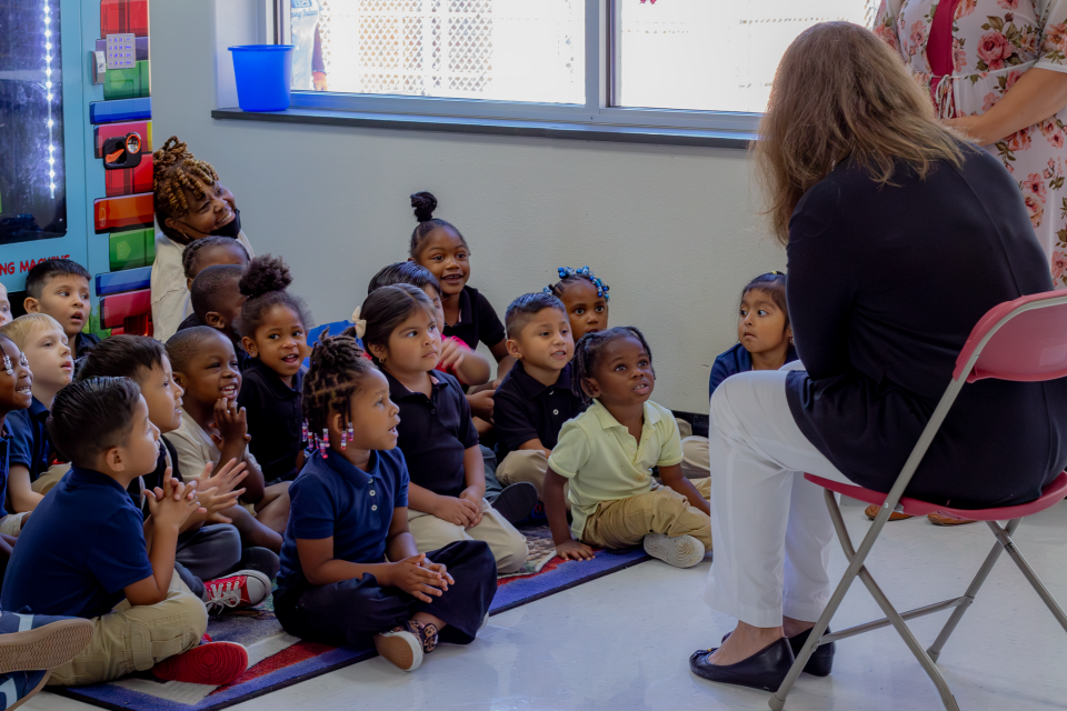 State Budget Director reading to kindergarteners
